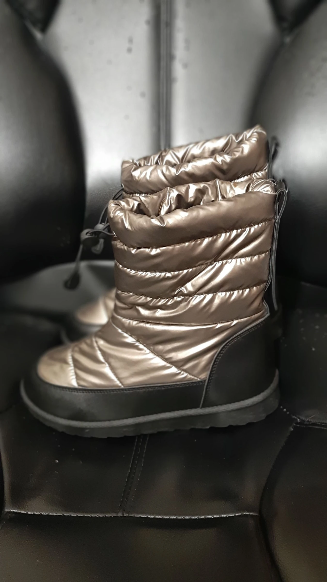 Botas de color dorado talla 42